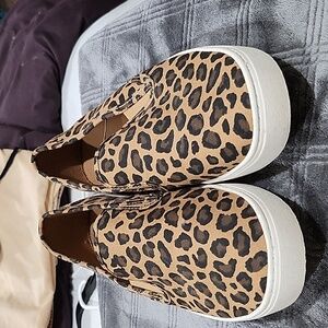 Womans Leopard Print size 9 Old Navy shoes.  Never worn